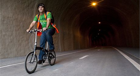 Cyklista v tunelu pod Vítkovem.
