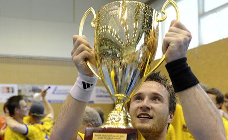 Vzpomínka na rok 2011. Jakub Kastner v dresu Dukly s pohárem pro vítze extraligy.