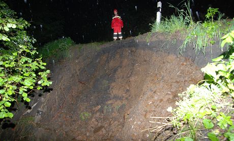 Prudký liják pokodil úsek silnice u Domaslavi na Tachovsku