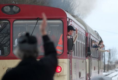 V lednu se lidé z Jemnice pili rozlouit s poslední lokálkou. Te jim svitla nadje na obnovení provozu. (Ilustraní snímek)