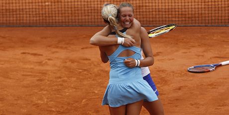 Lucie Hradecká a Andrea Hlaváková (zády) po promnném mebolu ve finále tyhry na Roland Garros 