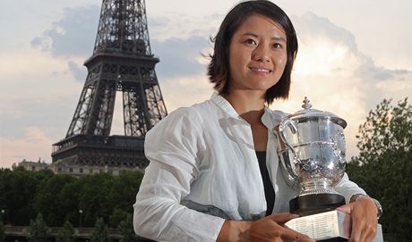 Li Na pózuje s trofejí pro ampionku Roland Garros u Eiffelovy ve v Paíi