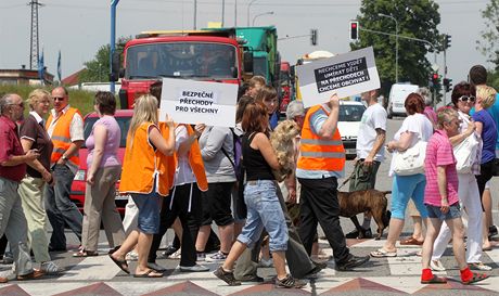 ervnový protest v Havlíkov Brod - pes padesát lidí zablokovalo na pl hodiny frekventovanou silnici I/38. (1. erven 2011)