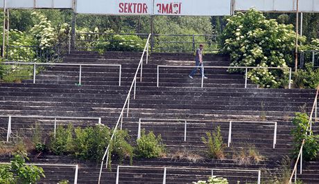 Msto, kde na legendrnm fotbalovm stadionu za Lunkami stval kotel...