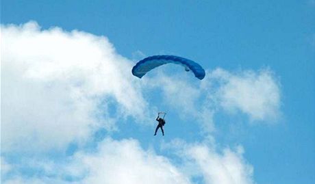 Paraglidista byl celkov vysílený, ale neutrpl ádné vánjí zranní. Ilustraní foto.