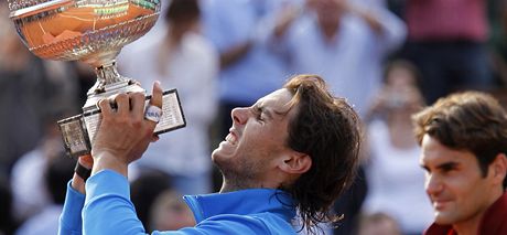 Rafael Nadal zvedá nad hlavu pohár pro vítze Roland Garros.
