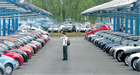 Majitel autobazaru dluí skoro deset milion za 55 aut. Ilustraní foto