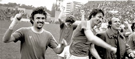 Fotbalista Zbrojovky Brno Karel Jarek (vlevo) se raduje z mistrovskho titulu v roce 1978.