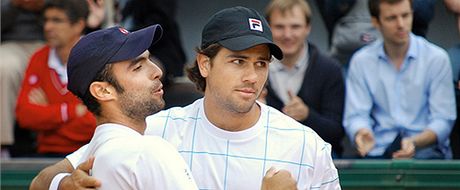 Juan Sebastian Cabal (vlevo) a Eduardo Schwank na Roland Garros 2011