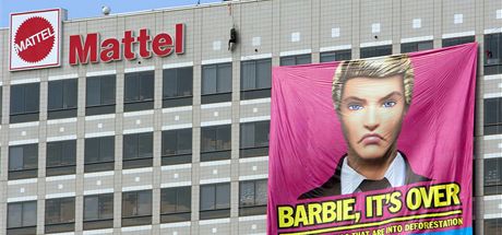 Aktivisté Greenpeace rozvinuli na budov spolenosti Mattel v kalifornském El Segundu transparent, na kterém Ken oznamuje Barbie, e se s ní rozchází.