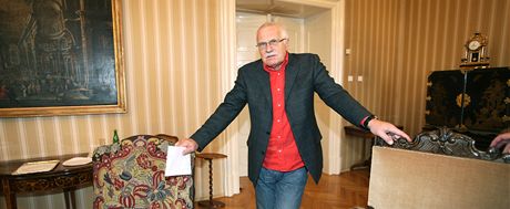 Václav Klaus musí oficiality dodrovat, prý pi nich vak trpí. Pod konzervativní maskou v nm dímá rozevlátý rebel.
