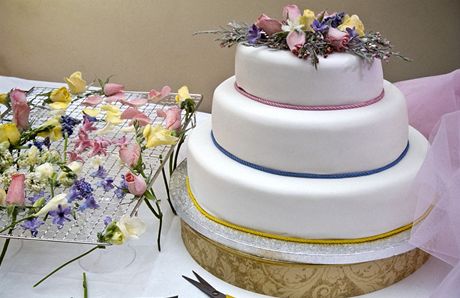 ivé kvty na svatebním dortu jsou trendy. Teba v cukrové krust.