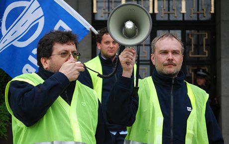 Pedseda odbor Dopravního podniku Ivo Protivínský (vlevo) pi projevu na mítinku