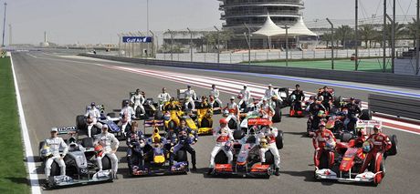 Jezdci formule 1 ped loskou Grand Prix Bahrajnu.