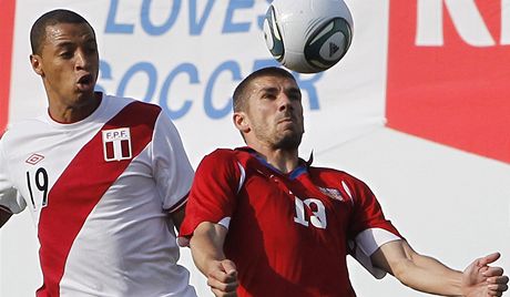 Jan Rezek v ervnovém zápase proti Peru. Nedal gól stejn jako jeho spoluhrái.