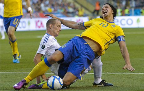 védský útoník Zlatan Ibrahimovic padá po faulu Petriho Pasanena z Finska.