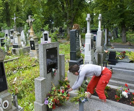 Vázy, lucerny a kytice na ústedním hbitov v Plzni se stále astji stávají terem zlodj. 