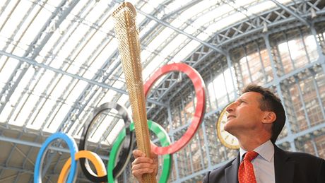 éf organizaního výboru londýnské olympiády Sebastian Coe pedstavuje podobu pochodn. 