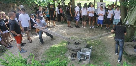 Studenti z Tábora vyrábjí na farm U houpacího kon elektinu vlastní silou.