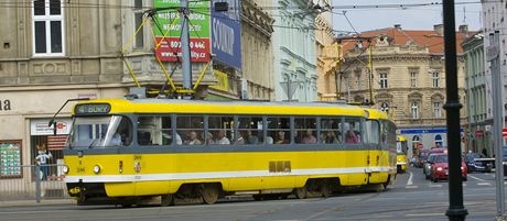 Oprava tramvajové výhybky v sadech Ptaticátník pinesla první komplikace v doprav.