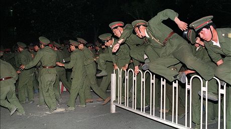 íntí vojáci peskakují zátarasy a vyráí proti demonstrantm na Tchien-an-men...