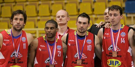TI KONÍCÍ. Z ad bronzových pardubickkcýh basketbalist vystupují louící se Luká Kraus (11), Martin Sýkora (10) a Pavel Milo (24).