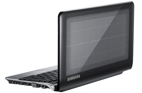 Netbook Samsung NC215S vyuívá k napájení i solármí panel.