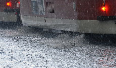 V Letenské ulici v Praze voda z bouky zaplavila tramvajové koleje. (6. 6. 2011)