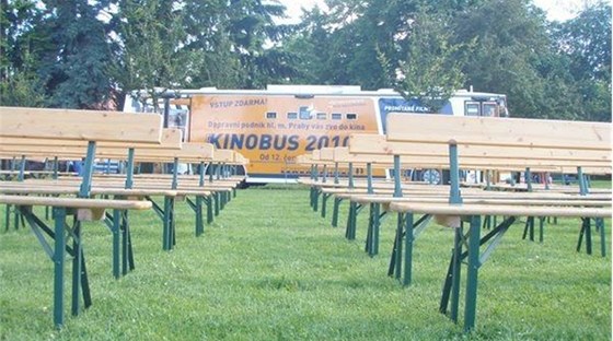Kinobus s sebou vozí i laviky pro diváky.