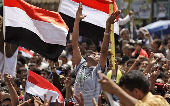 Jemenci oslavují odjezd prezidenta Alího Abdalláha Sáliha ze zem.