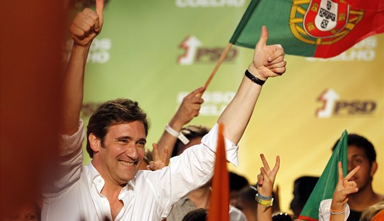 Sociálndemokratická strana Pedra Coelha slaví, podle odhad po uzavení volebních místností vyhrála pedasné volby.