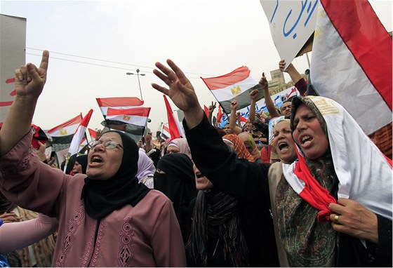 Chceme druhou revoluci! Egyptské eny protestují v centru Káhiry proti vojenské vlád (27. kvtna 2011)