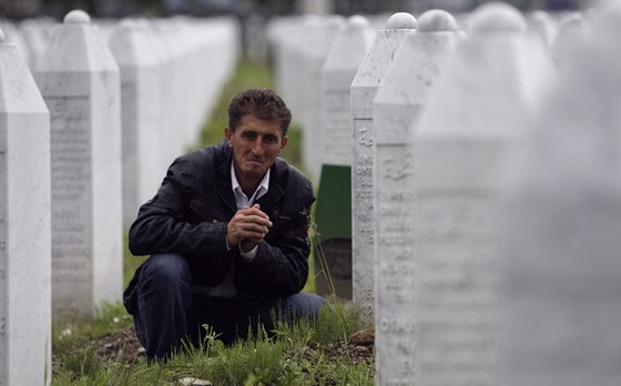 Bosenská Srebrenica si pítí rok pipomene 20. výroí nejvtího masakru po 2. svtové válce. V ervenci 1995 zde bylo v prbhu nkolika dn zavradno na 8000 muslimských mu a chlapc.