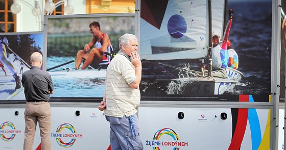 Na výstav ijeme Londýnem jsou k vidní  velkoformátové fotografie z olympiád.