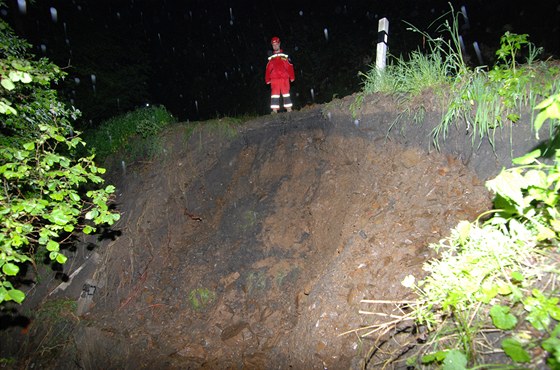 Prudký liják poškodil úsek silnice u Domaslavi na Tachovsku