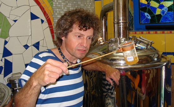 Vladimír Ilgner ve svém šťáhlavském minipivovaru vaří ležák Radouš