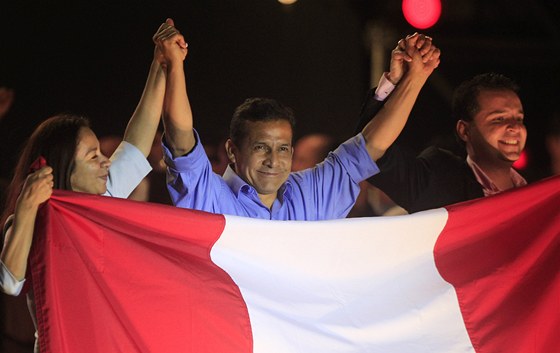 Chybí dopoítat posledních pár hlas, ale bývalý dstojník Ollanta Humala (uprosted) u se raduje. Stane se pítím prezidentem Peru. (6. ervna 2011)