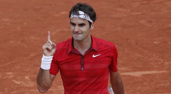 JET JSEM TADY. Roger Federer po semifinálovém triumfu nad Djokoviem na Roland Garros