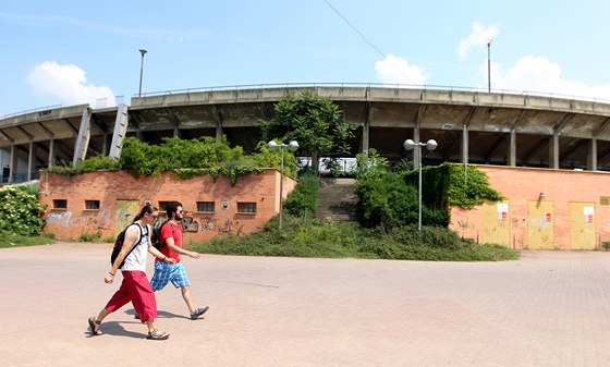 Legendární fotbalový stadion za Luánkami v Brn jen stále zarstá plevelem.