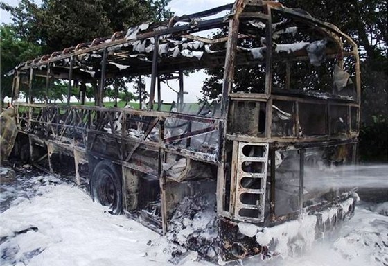 Třicet cestujících uniklo společně s řidičem před plameny v autobuse v Jedlé na Havlíčkobrodsku.