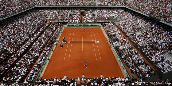 PLNO. Vyprodan hledit sleduje finle Roland Garros mezi Nadalem a Federerem.