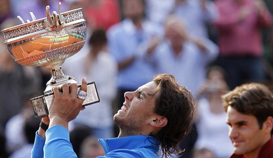 Rafael Nadal zvedá nad hlavu pohár pro vítze Roland Garros.