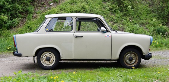 Chlapec si sám opravil trabant a rozhodl se ho vyzkouet pímo na silnici (Ilustraní snímek).