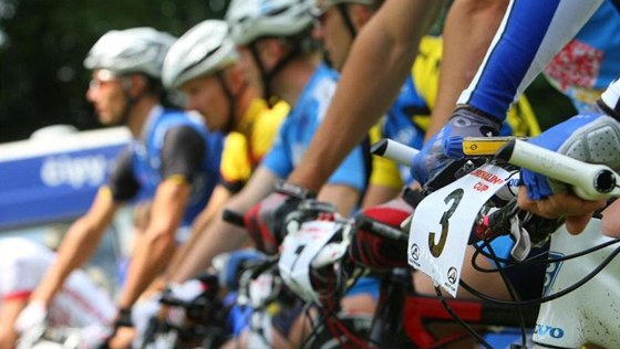 TETÍ ÚSEK. Na skokana Romana Koudelku eká 35 cyklistických kilometr pes Lysou horu.