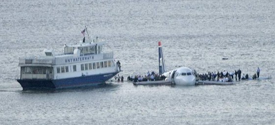 Letadlo US Airways po nouzovém pistání do eky Hudson v New Yorku. (15. leden 2009)
