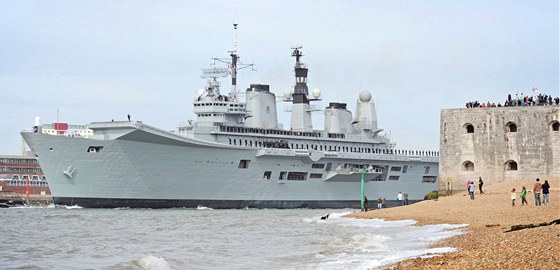 Vojenská lo HMS Ark Royal v britském pístavu Portsmouth, která jede ke panlským behm vyzvednout britské obany, kteí kvli ochromené doprav uvázli v Evrop.