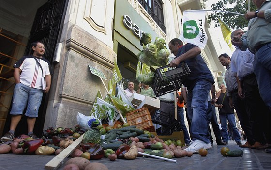 panltí zemdlci vysypali ped nmecký konzulát ve Valencii 300 kilo zeleniny (2. ervna 2011)