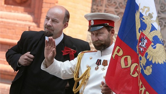 Dvojníci Vladimira Iljie Lenina a cara Mikuláe II. pózují na Rudém námstí v Moskv. (17. ervence 2007)