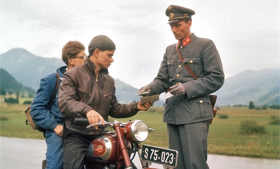 Rakouský policista kontroluje idie motocyklu na snímku z roku 1952 (Ilustraní snímek)