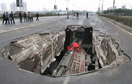 V severoínském chang-chunu se propadl most pod projídjícím kamionem. (29. kvtna 2011)